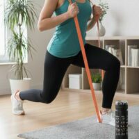 Gourde inox fitness utilisée pendant un entraînement en salle de sport